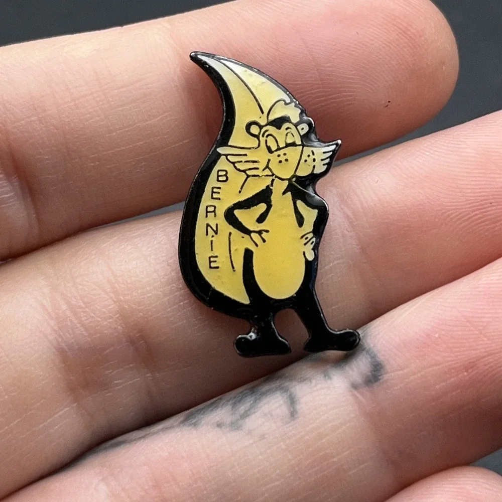 Bernie‎ Cartoon Skunk Lapel Hat Pin